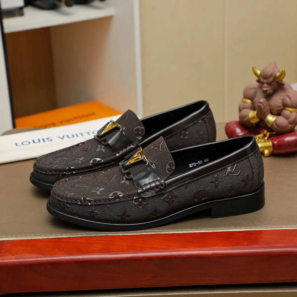 Men's shoes 💰 460 💰 Louis Vuitton LV ® 🆕 model 🔛Full shoe counter, first layer cowhide, 🐂leather lined casual shoes for men, super soft outsole, essential for driving. Counter synchronization, original first layer cowhide, completely 1:1 mold customization🌹top version, color optional! Number: 39-44 (customized at 38.45)